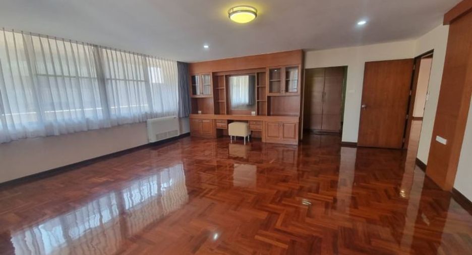 Condo en alquiler de 3 habitaciones en Khlong Toei, Bangkok