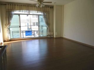 Reihenhaus zur Miete und zum Kauf mit 3 Zimmer in Suan Luang, Bangkok