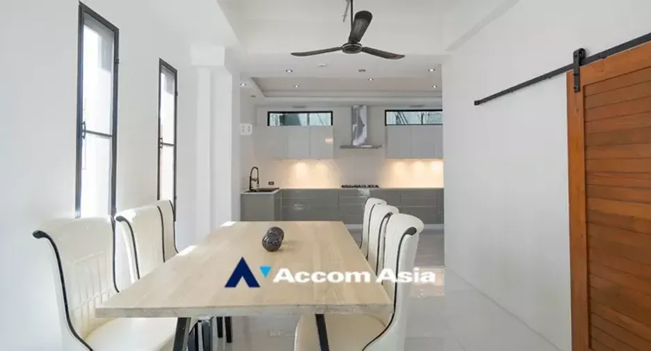 For rent and for sale 3 bed townhouse in Khlong Toei, Bangkok