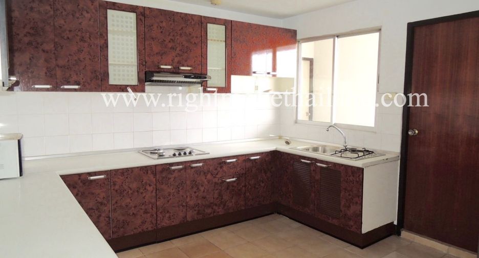 For sale 3 bedrooms condo in Watthana, Bangkok