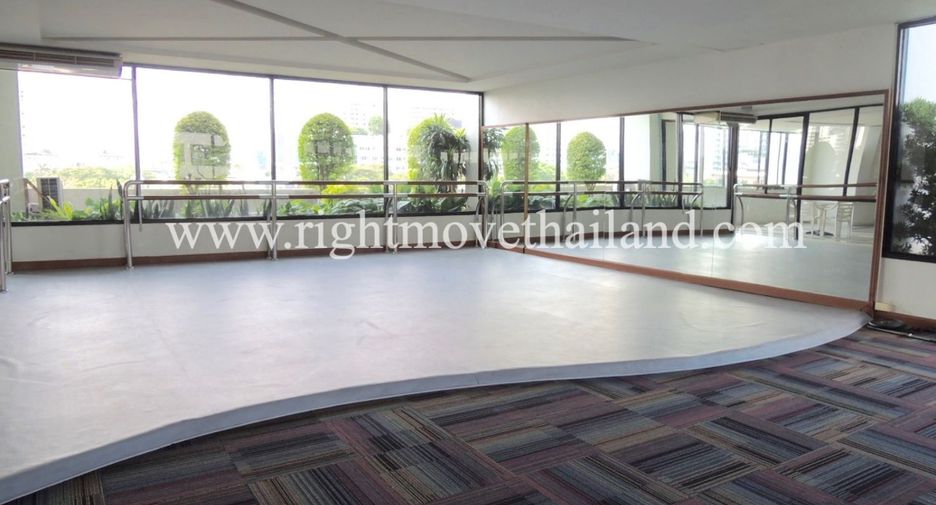 For sale 3 bedrooms condo in Watthana, Bangkok