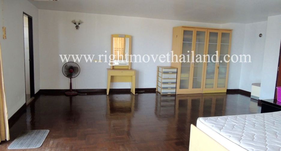 For sale 3 bedrooms condo in Watthana, Bangkok