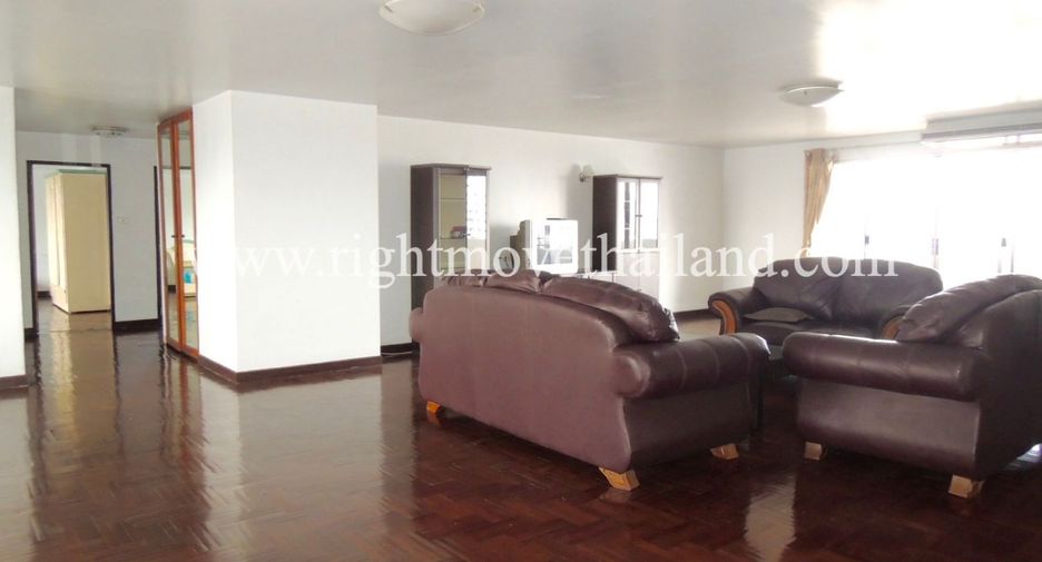 For sale 3 bedrooms condo in Watthana, Bangkok