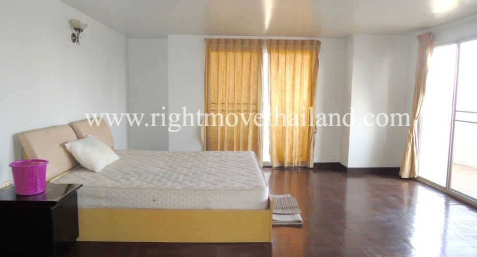 For sale 3 bedrooms condo in Watthana, Bangkok