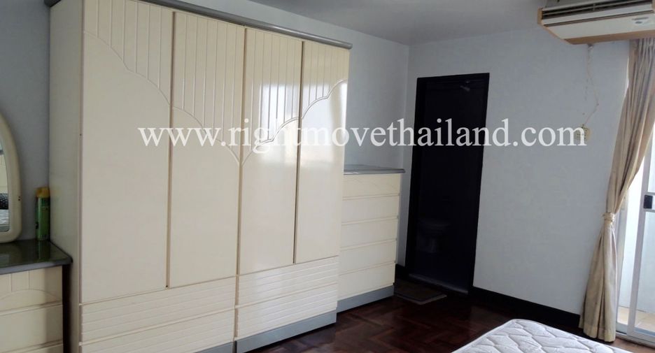For sale 3 bedrooms condo in Watthana, Bangkok