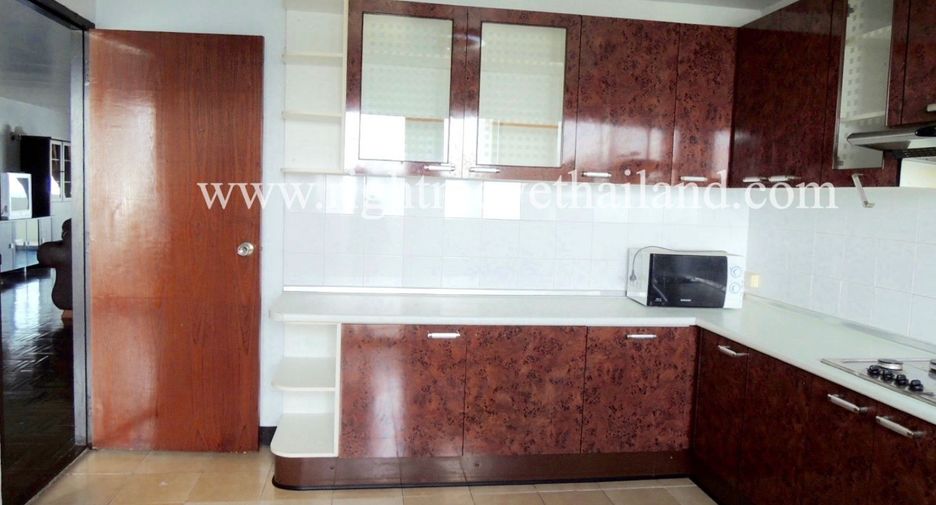 For sale 3 bedrooms condo in Watthana, Bangkok