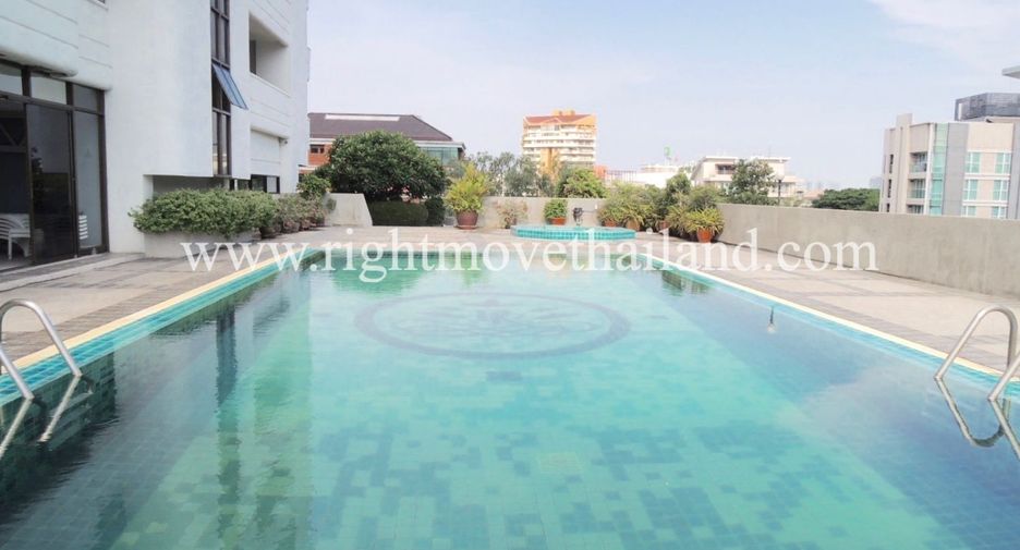 For sale 3 bedrooms condo in Watthana, Bangkok