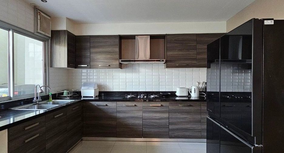 For rent 3 bedrooms condo in Khlong Toei, Bangkok