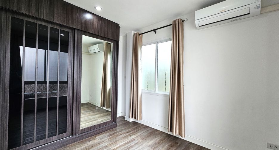 For sale 3 bedrooms house in Lak Si, Bangkok