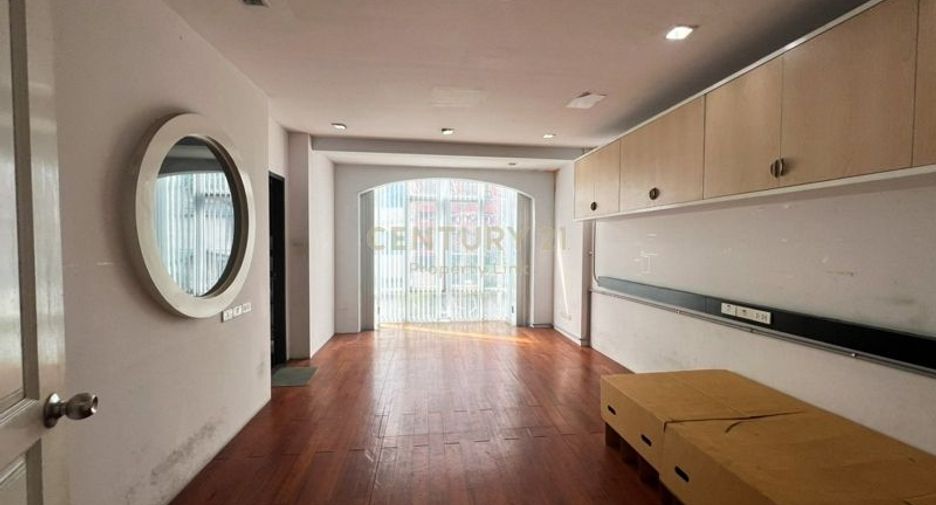 For sale 5 bedrooms townhouse in Phaya Thai, Bangkok