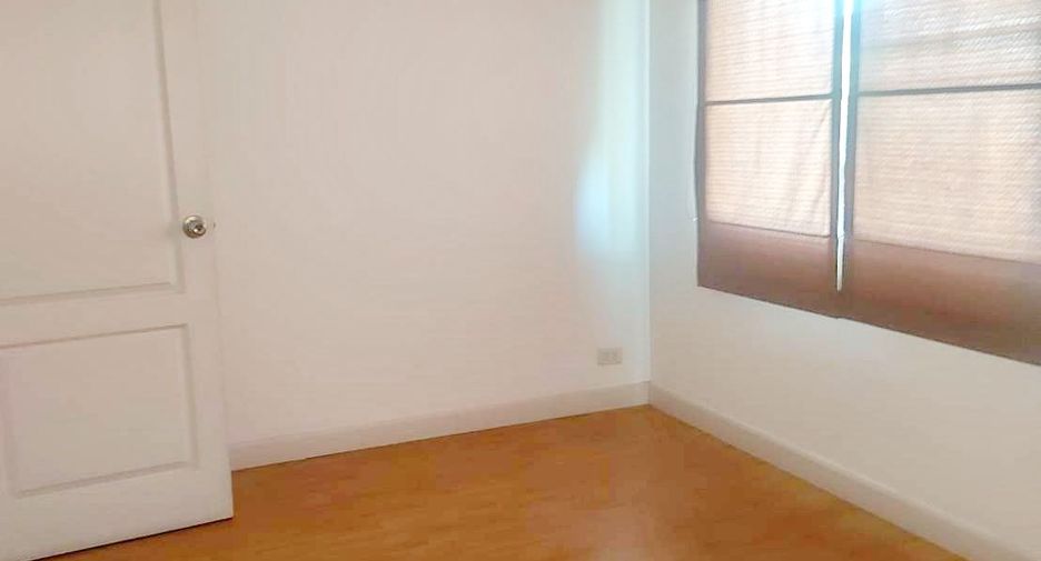 For sale 4 bedrooms townhouse in Khan Na Yao, Bangkok