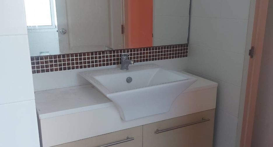 For sale 4 bedrooms townhouse in Khan Na Yao, Bangkok