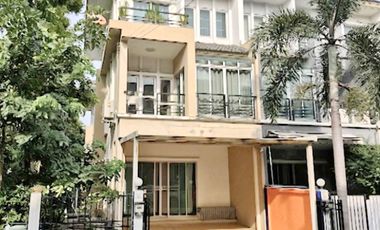 For sale 4 ベッドルーム townhouse in Khan Na Yao, Bangkok