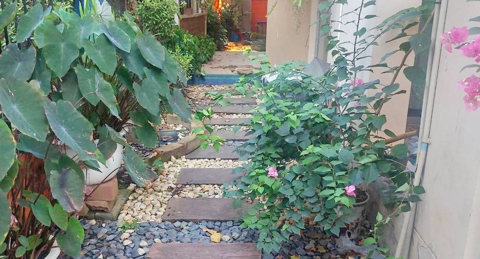 For sale 4 bedrooms townhouse in Khan Na Yao, Bangkok