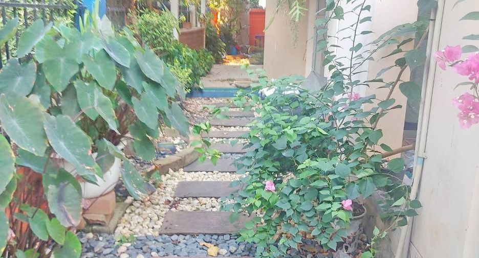 For sale 4 bedrooms townhouse in Khan Na Yao, Bangkok