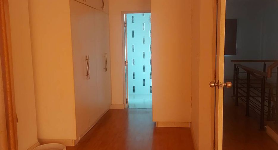 For sale 4 bedrooms townhouse in Khan Na Yao, Bangkok
