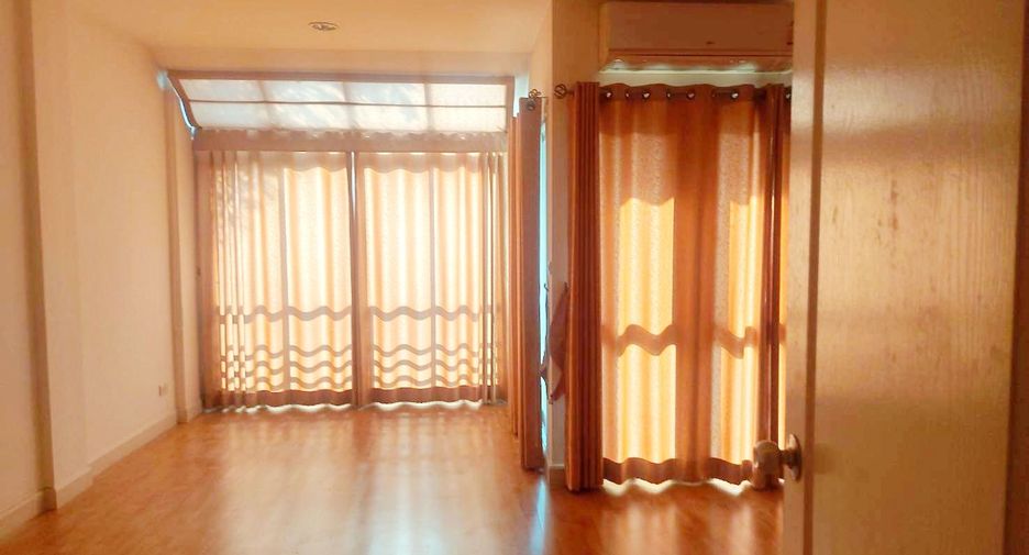 For sale 4 bedrooms townhouse in Khan Na Yao, Bangkok