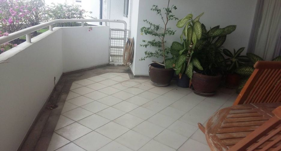 For rent 4 bedrooms condo in Watthana, Bangkok