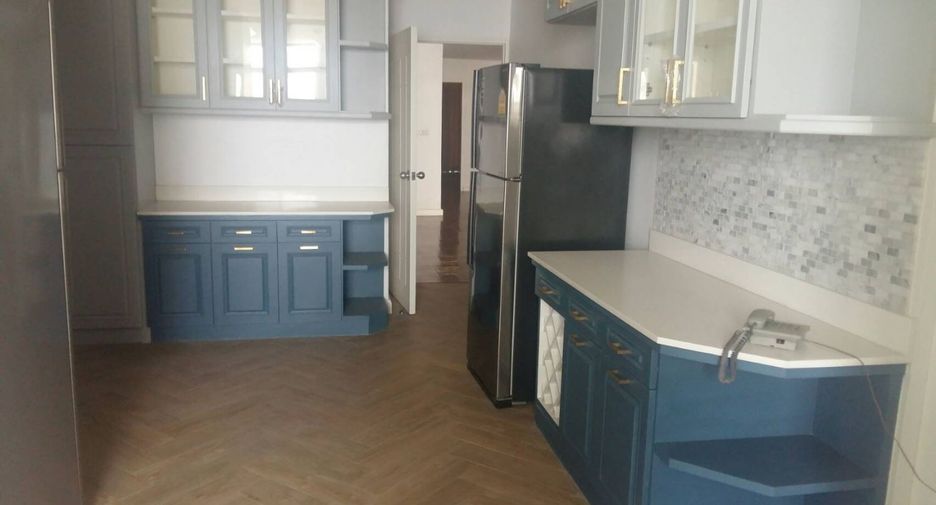 For rent 4 bedrooms condo in Watthana, Bangkok