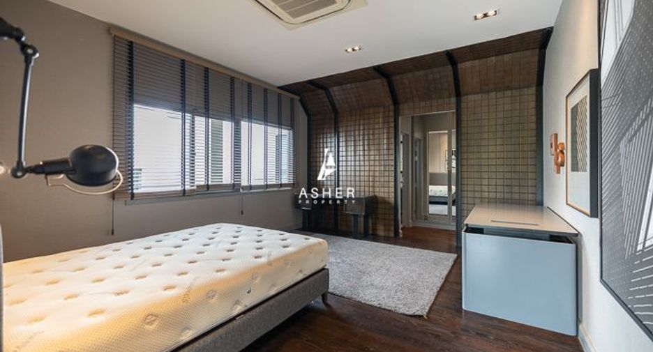 Haus zur Miete und zum Kauf mit 4 Zimmer in Phra Khanong, Bangkok