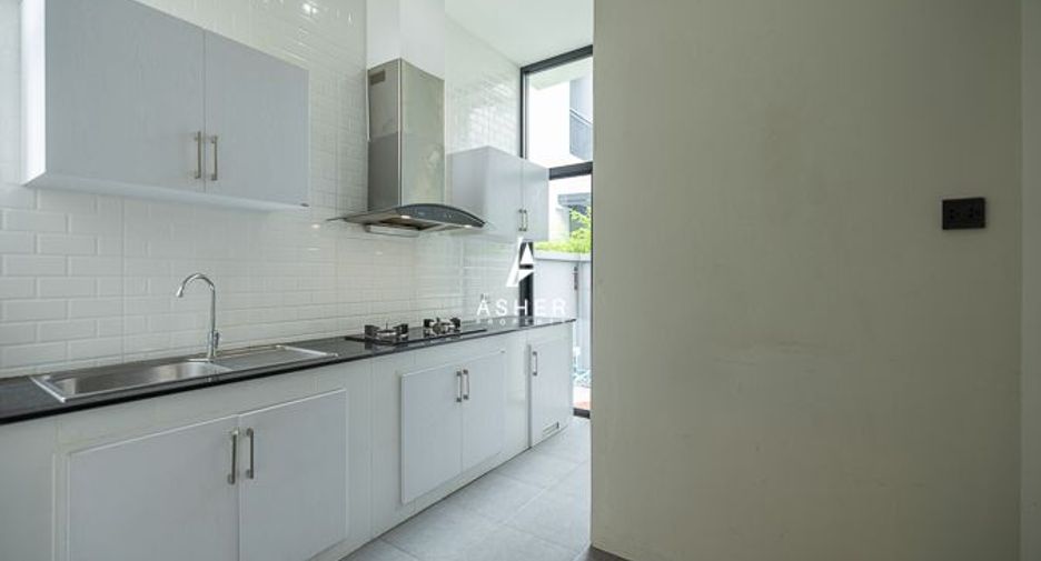 Haus zur Miete und zum Kauf mit 4 Zimmer in Phra Khanong, Bangkok