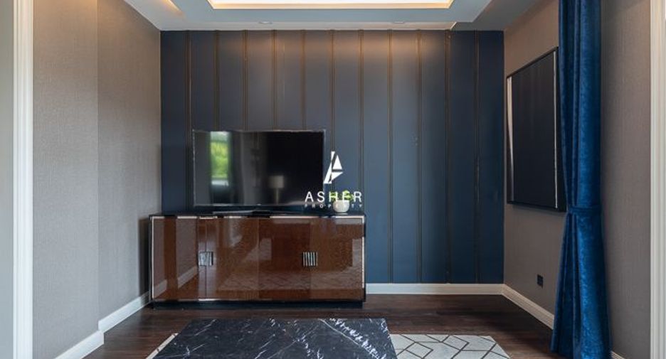 Haus zur Miete und zum Kauf mit 4 Zimmer in Phra Khanong, Bangkok