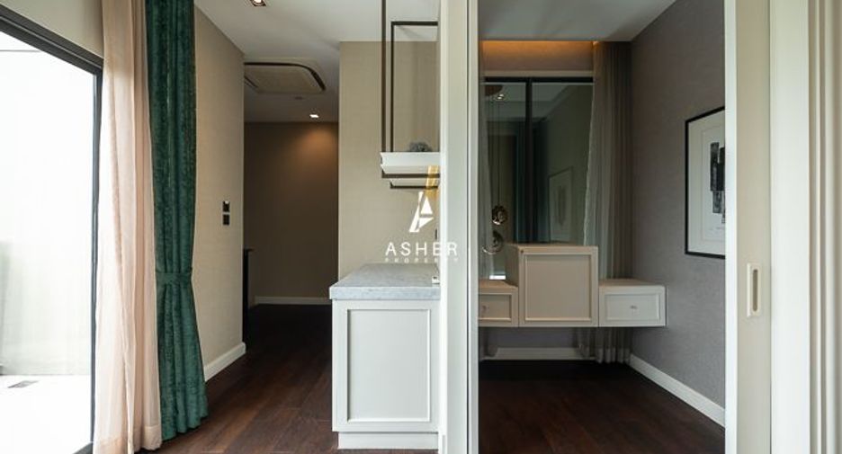Haus zur Miete und zum Kauf mit 4 Zimmer in Phra Khanong, Bangkok