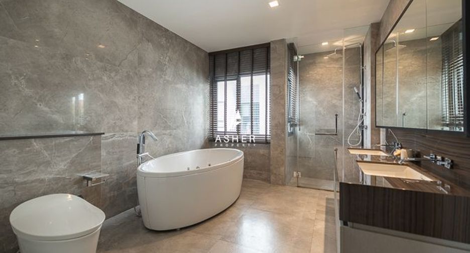 Haus zur Miete und zum Kauf mit 4 Zimmer in Phra Khanong, Bangkok