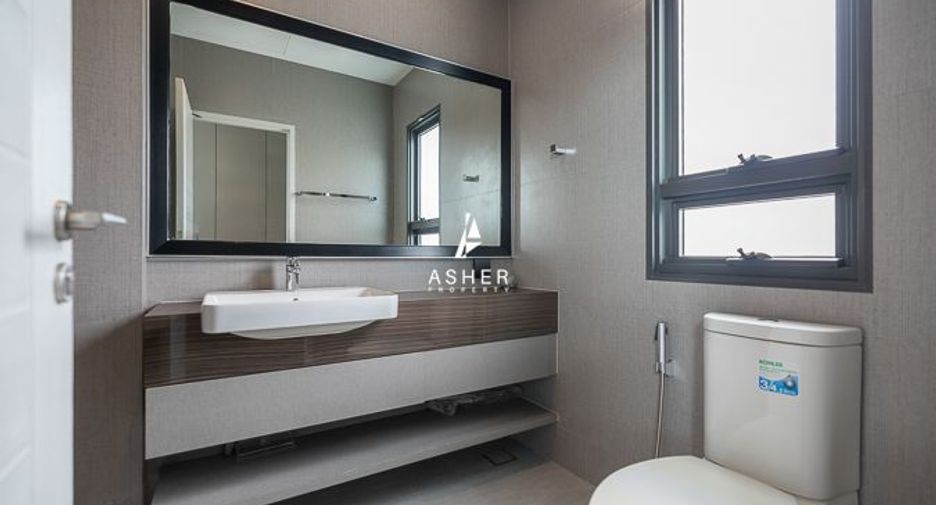 Haus zur Miete und zum Kauf mit 4 Zimmer in Phra Khanong, Bangkok