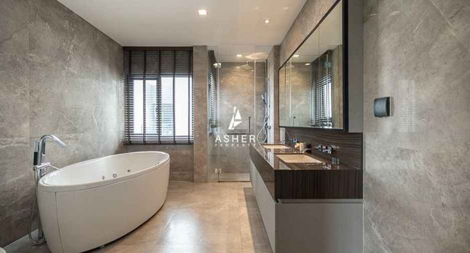 Haus zur Miete und zum Kauf mit 4 Zimmer in Phra Khanong, Bangkok