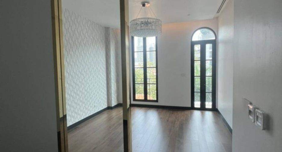 For rent 4 bedrooms house in Watthana, Bangkok