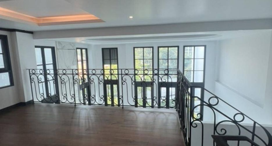 For rent 4 bedrooms house in Watthana, Bangkok