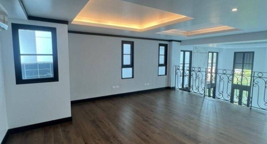For rent 4 bedrooms house in Watthana, Bangkok