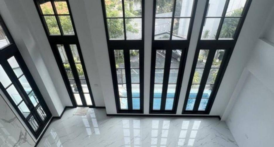 For rent 4 bedrooms house in Watthana, Bangkok