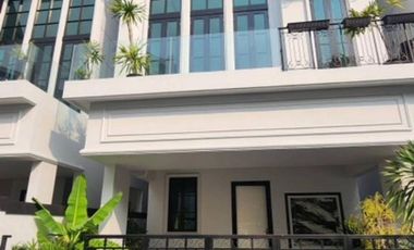 Haus zur Miete mit 4 Zimmer in Watthana, Bangkok