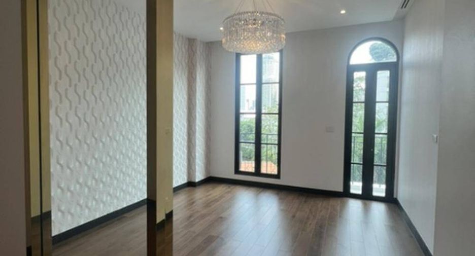 For rent 4 bedrooms house in Watthana, Bangkok