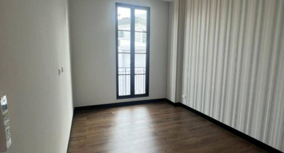 For rent 4 bedrooms house in Watthana, Bangkok