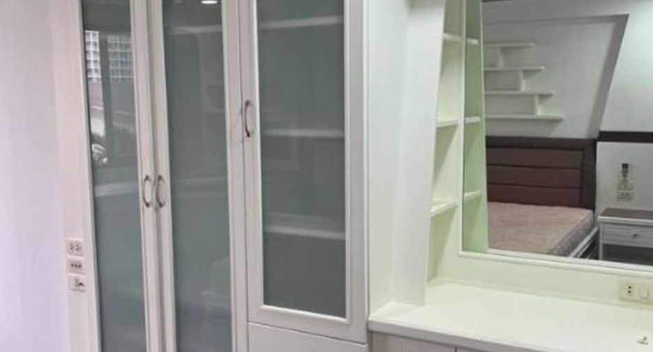 For rent 3 bedrooms condo in Khlong Toei, Bangkok
