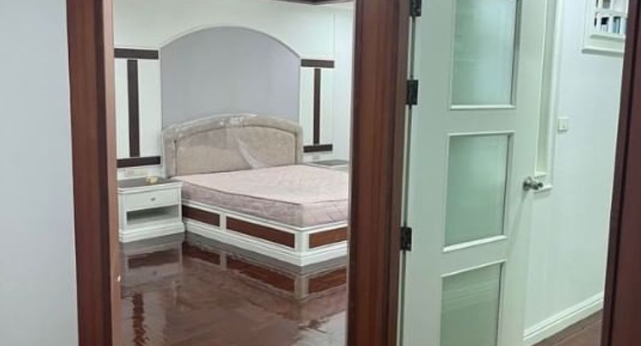 For rent 3 bedrooms condo in Khlong Toei, Bangkok