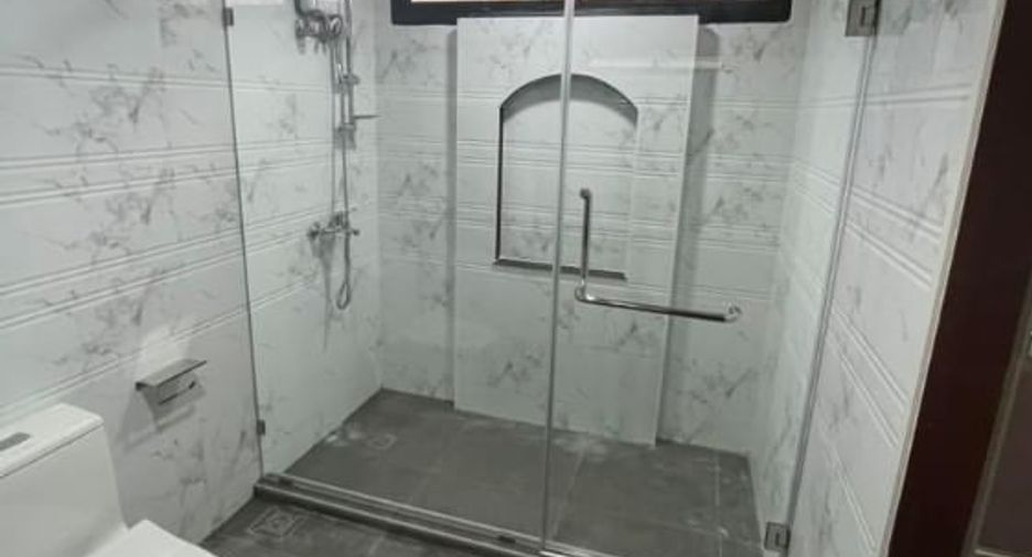 For rent 3 bedrooms condo in Khlong Toei, Bangkok