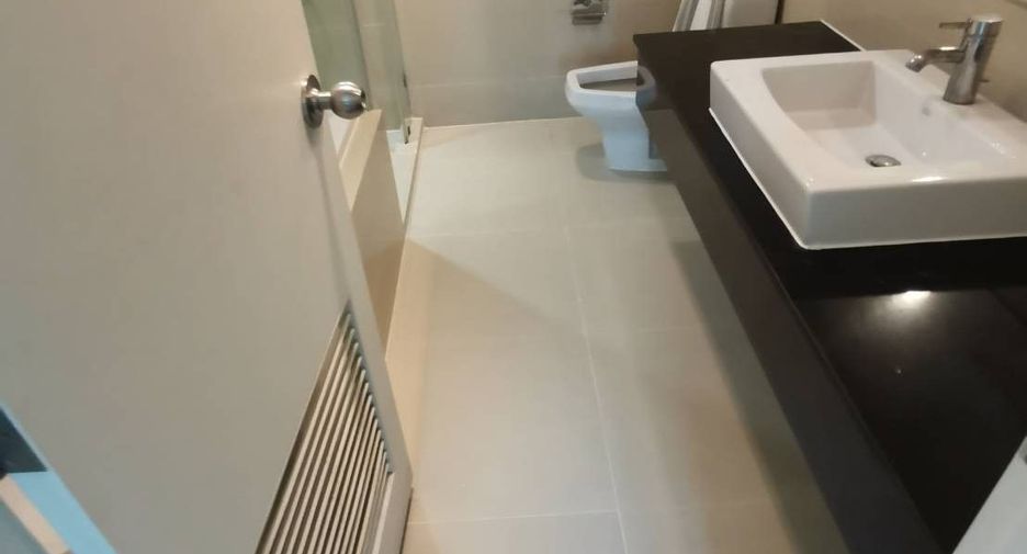 For rent そして for sale 3 ベッドルーム condo in Huai Khwang, Bangkok