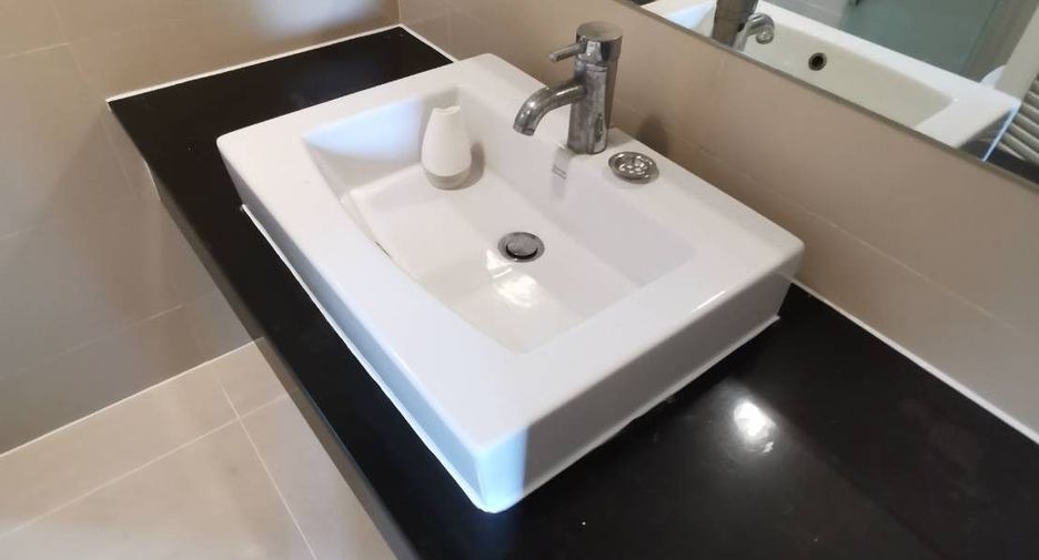 For rent そして for sale 3 ベッドルーム condo in Huai Khwang, Bangkok