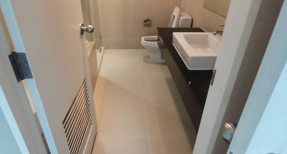 For rent そして for sale 3 ベッドルーム condo in Huai Khwang, Bangkok