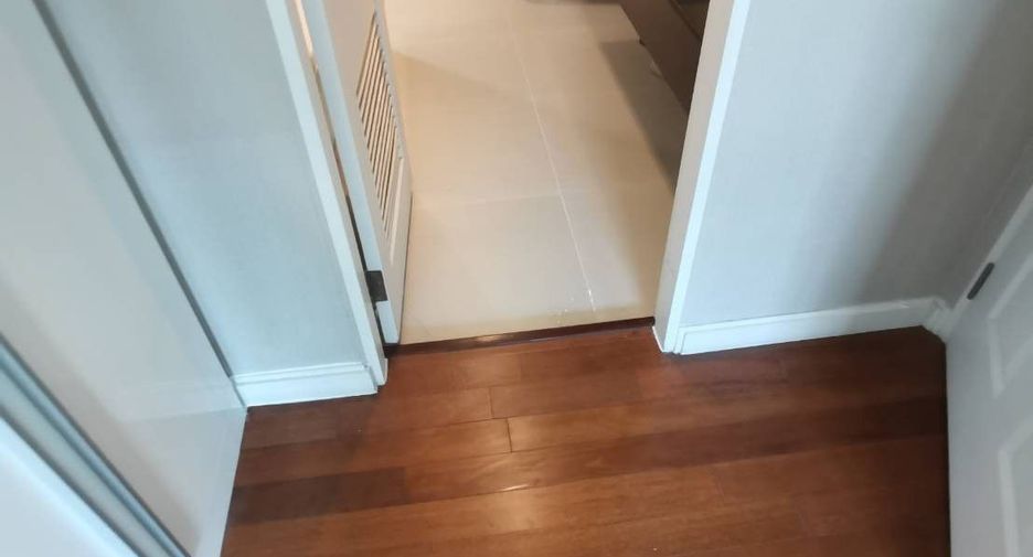 For rent そして for sale 3 ベッドルーム condo in Huai Khwang, Bangkok