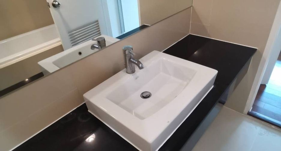 For rent そして for sale 3 ベッドルーム condo in Huai Khwang, Bangkok