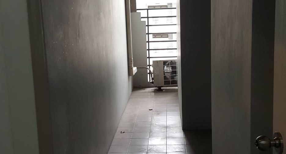 For rent そして for sale 3 ベッドルーム condo in Huai Khwang, Bangkok