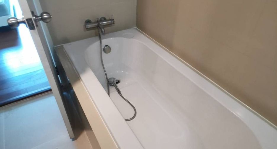 For rent そして for sale 3 ベッドルーム condo in Huai Khwang, Bangkok