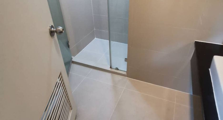 For rent そして for sale 3 ベッドルーム condo in Huai Khwang, Bangkok