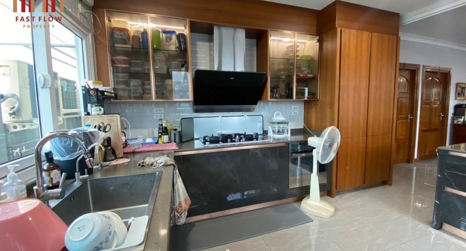 For sale 5 bedrooms retail Space in Yan Nawa, Bangkok