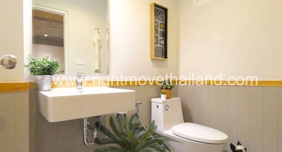 For rent 3 bedrooms townhouse in Watthana, Bangkok